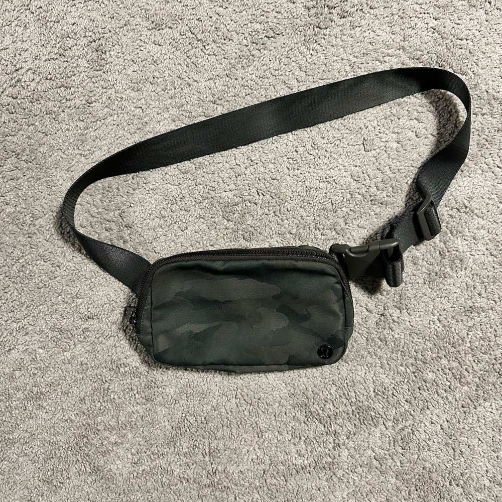 Lululemon Everywhere Belt Bag